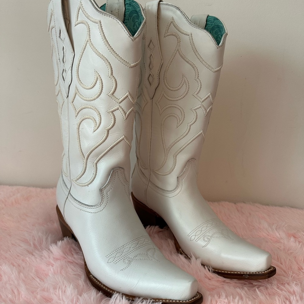 Women’s Corral White Embroidered Tall Snip-toe Western Boots Size 9